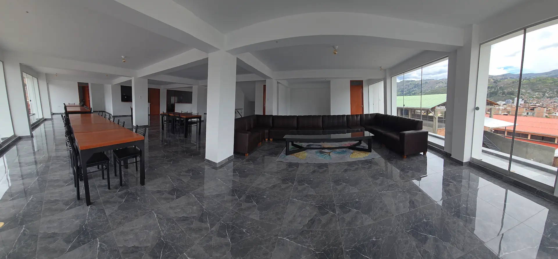 Área común y comedor del hotel